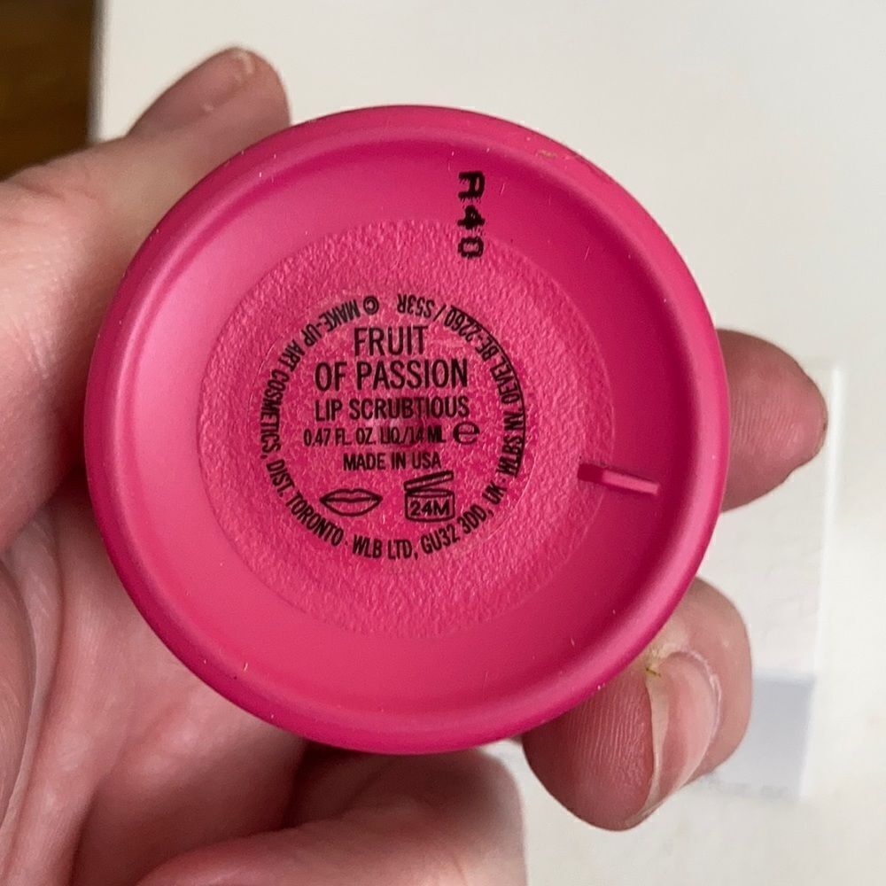 1 LEFT! Mac Lip Scrubtious Fruit of Passion - Picture 2 of 4